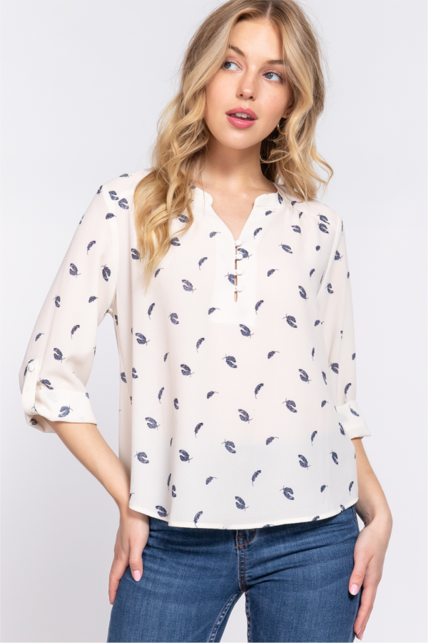 3/4 SLEEVE ROUND OPEN NECK BUTTON DETAIL PRINTED WOVEN TOP