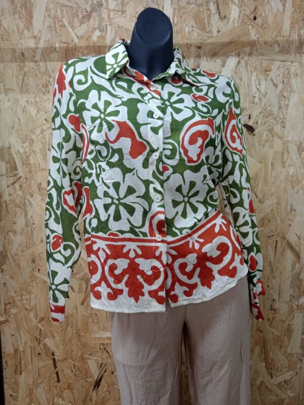 CAMISA FLOREADA VERDE CON TERRACOTA